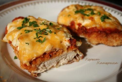 Нежная курочка в панировке с домашнем томатным соусом, запеченная под сыром. Нежная курочка в панировке с домашнем томатным соусом, запеченная под сыром.