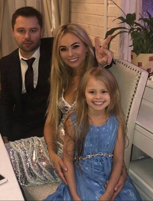 14-Летняя Милана стар подшучивает над своим отцом Кузей из Универа. 01