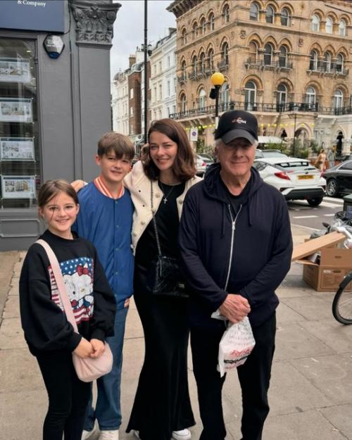 Марина Александрова отпраздновала свой день рождения с семьей в Лондоне и встретилась с Дастином Хоффманом. 01