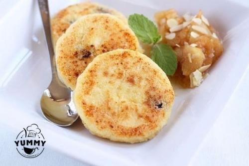 Сырники с манкой и изюмом. Сырники с манкой и изюмом.