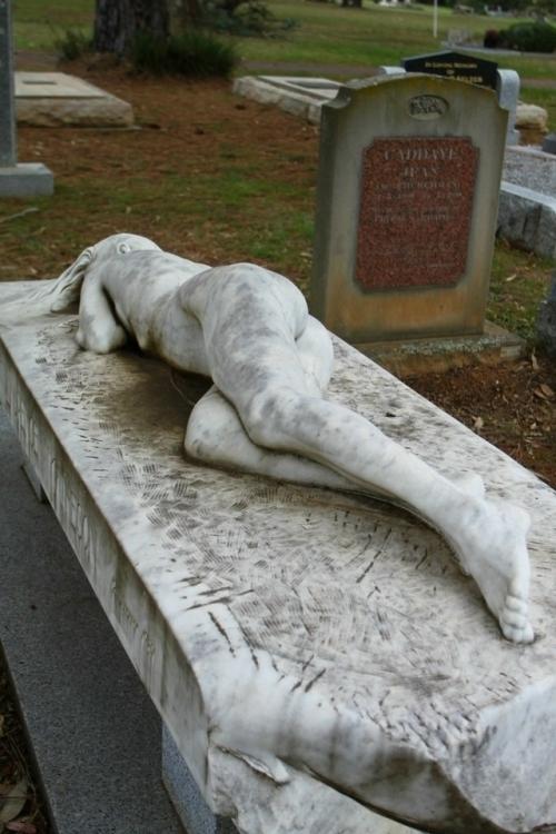 На кладбище в австралийском маунт - маседон находится одна из самых обсуждаемых и необычных могил. 01