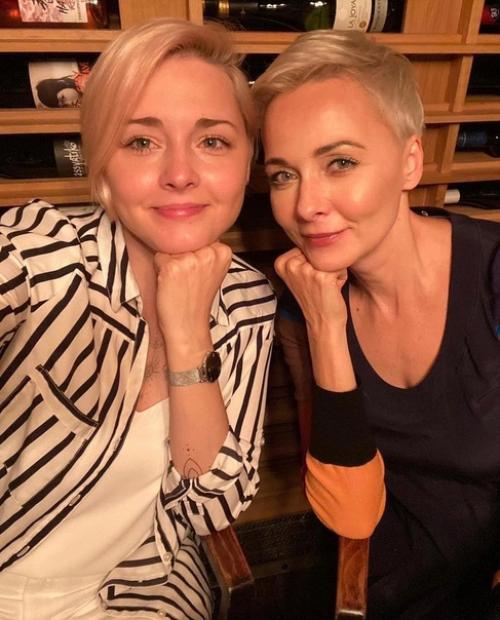 51-Летняя актриса Дарья повереннова со своей дочерью Полиной. 01