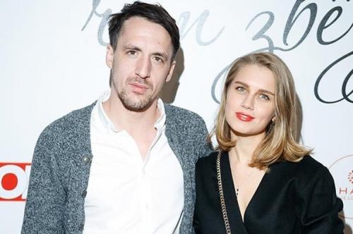 Артур смольянинов и Дарья Мельникова сейчас переживают не самые лучшие времена. 02