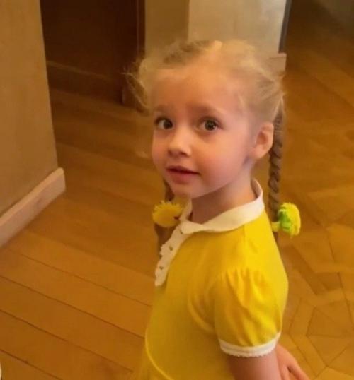 Все таки дочка у Аллы Пугачевой с Максимом Галкиным очень красивая! 01