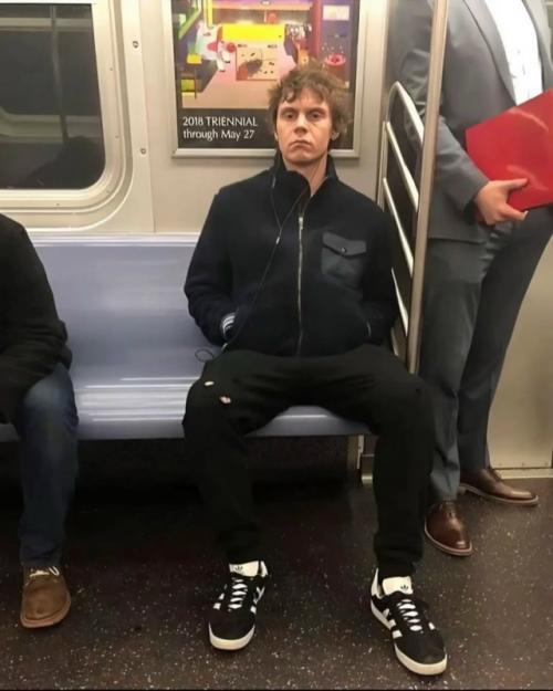 В соединенных штатах довольно часто можно увидеть актеров, музыкантов и знаменитостей, пользующихся общественным транспортом. 09