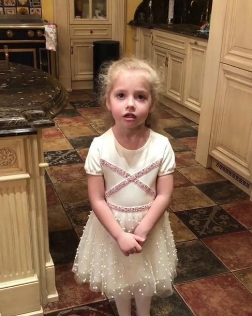 Все таки дочка у Аллы Пугачевой с Максимом Галкиным очень красивая! 02