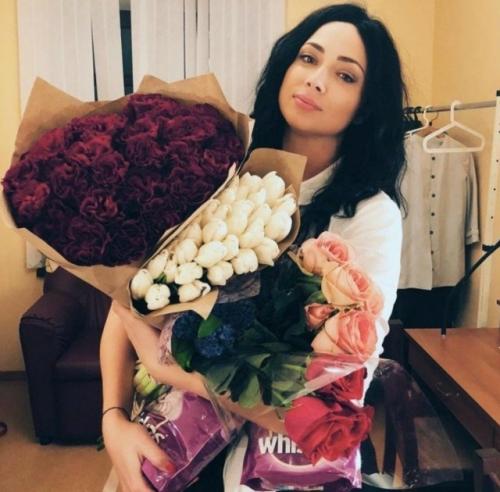 Самбурская жёстко прошлась по мужчинам с сотнями роз. 01