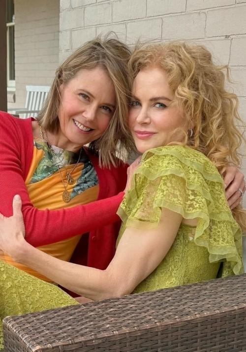 Николь кидман поделилась необычным снимком с младшей сестрой. 

