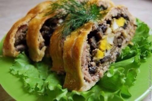 Мясной рулет с грибами в слоеном тесте. Мясной рулет с грибами в слоеном тесте.