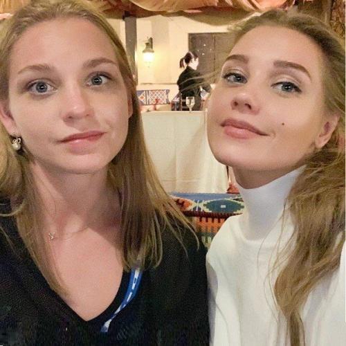 Кристина асмус со своей младшей сестрой. 01