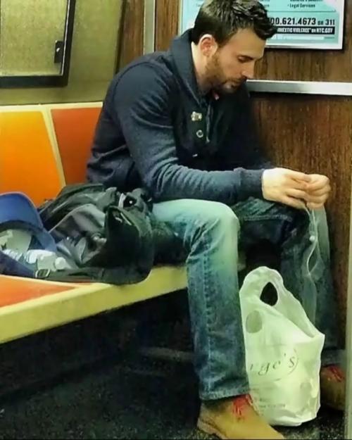 В соединенных штатах довольно часто можно увидеть актеров, музыкантов и знаменитостей, пользующихся общественным транспортом. 08