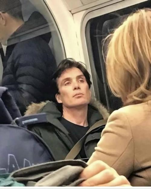 В соединенных штатах довольно часто можно увидеть актеров, музыкантов и знаменитостей, пользующихся общественным транспортом. 02