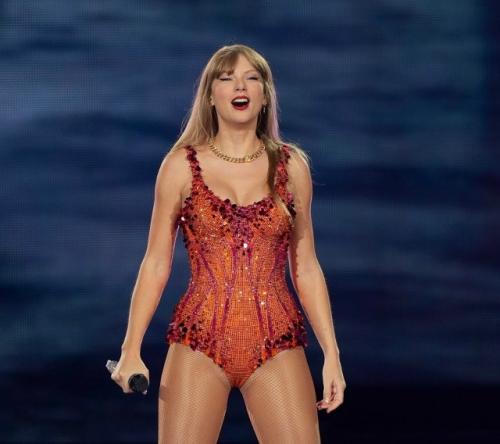 36-Летняя Тейлор свифт стала самым молодым музыкантом, вошедшим в зал славы авторов песен. 01