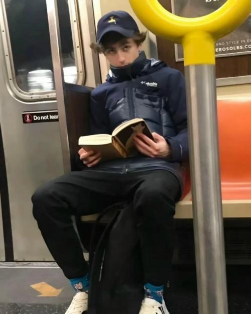 В соединенных штатах довольно часто можно увидеть актеров, музыкантов и знаменитостей, пользующихся общественным транспортом. 06