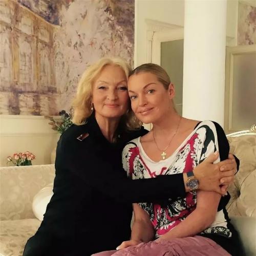 Мать волочковой общается с ней ради денег.

