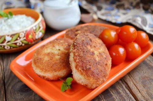 Куриные котлеты с Овсянкой и сметанным соусом. Куриные котлеты с Овсянкой и сметанным соусом.