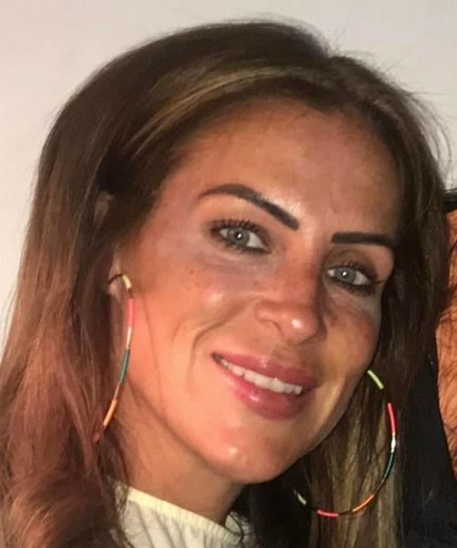 Однажды утром женщина обнаружила на правом веке прыщ, который, как ей показалось, начал увеличиваться в размерах. 01