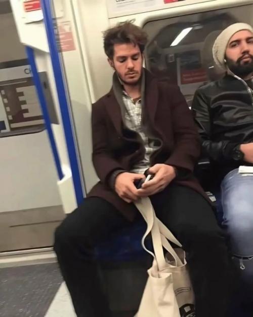 В соединенных штатах довольно часто можно увидеть актеров, музыкантов и знаменитостей, пользующихся общественным транспортом.

