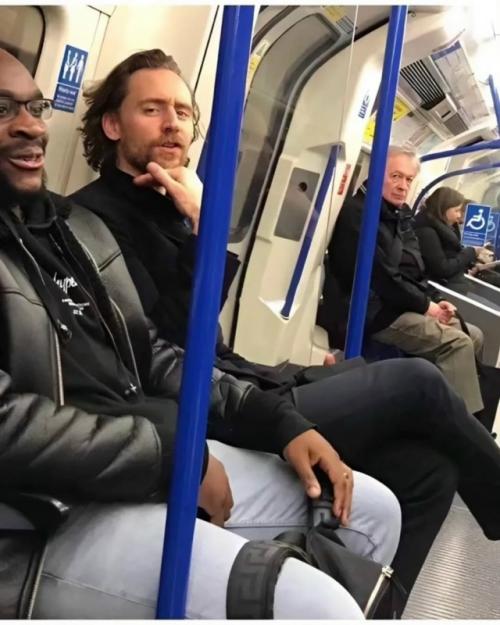 В соединенных штатах довольно часто можно увидеть актеров, музыкантов и знаменитостей, пользующихся общественным транспортом. 03