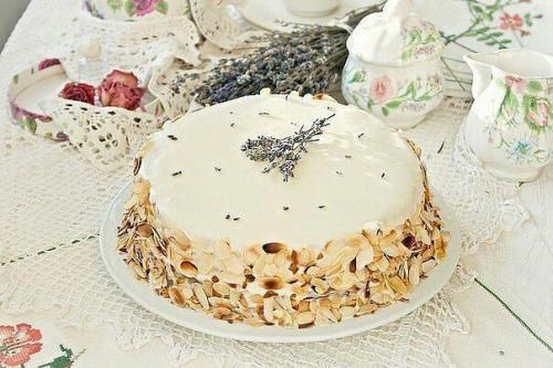 Бисквит с лавандой и абрикосовым джемом. Бисквит с лавандой и абрикосовым джемом.