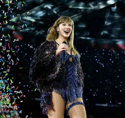 36-Летняя Тейлор свифт стала самым молодым музыкантом, вошедшим в зал славы авторов песен.

