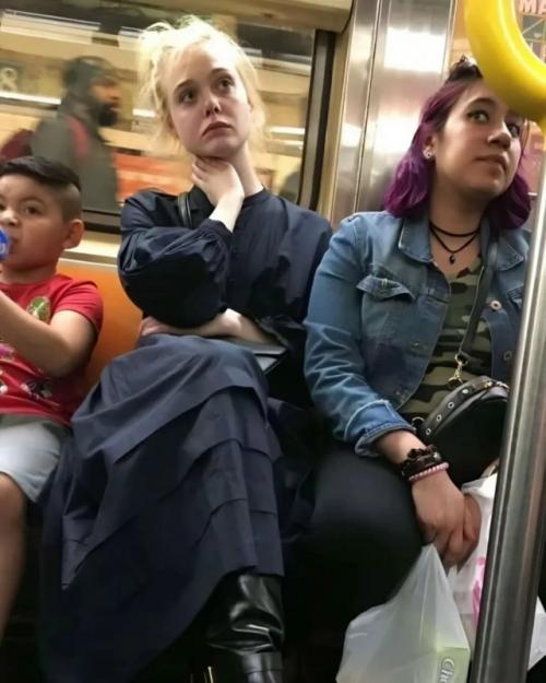 В соединенных штатах довольно часто можно увидеть актеров, музыкантов и знаменитостей, пользующихся общественным транспортом. 05