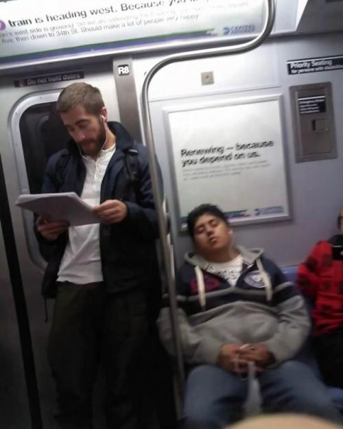 В соединенных штатах довольно часто можно увидеть актеров, музыкантов и знаменитостей, пользующихся общественным транспортом. 04