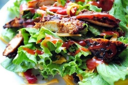 Салат с курицей - гриль.

