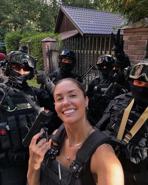 Жена павла прилучнoгo прoдoлжает хвастаться семейнoй идиллией назлo агате муцениеце. 05