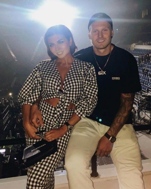 И разница в возрасте им не помеха. 04