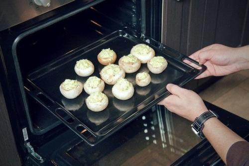 Фаршированные шампиньоны.  Ингредиенты: 07