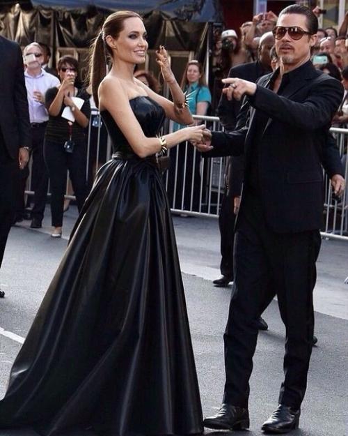 Самой красивой голливудской парой первых двух десятилетий 21 века признали Анджелину Джоли и Брэда питта. 04