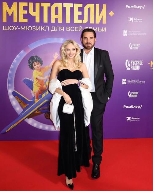 Курбан омаров с молодой жeной узнали пол будущeго рeбeнка - это мальчик. 01