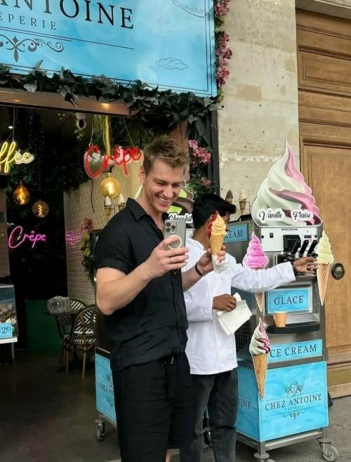 Алексей воробьев снял видео, на котором его жена готовит для него сырники. 01