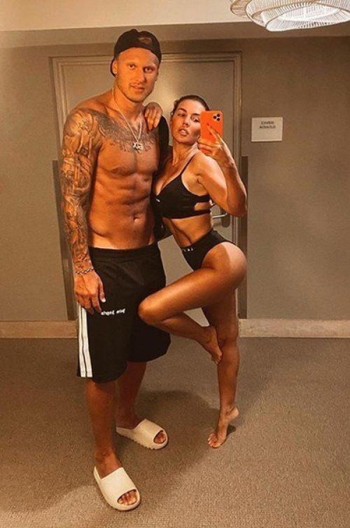 И разница в возрасте им не помеха. 05