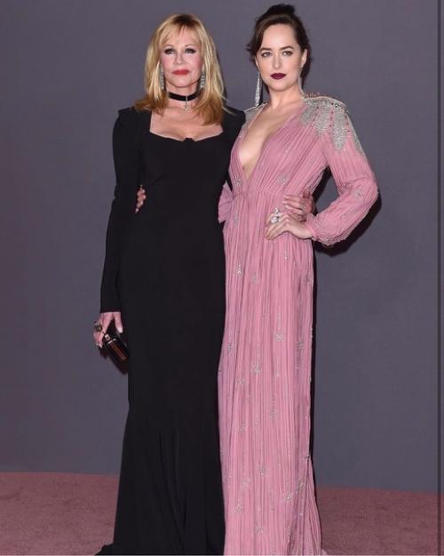 Звезде фильма 50 оттенков серогоактрисе дакоте Джонсон исполняется 31. 01