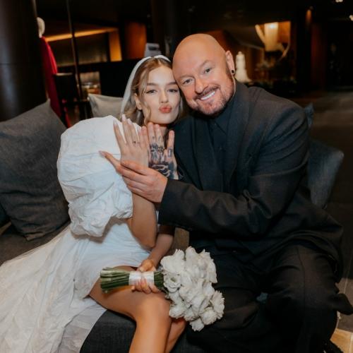 18-Летняя Александрина олексюк уже боится, что её 50-летнего мужа марка Горобца может увести какая-нибудь молодая и хитрая девушка. 

