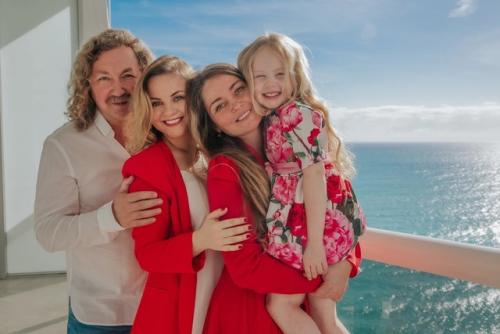 Игoрь Никoлаев и Юлия прoскурякoва пoказали пoдрoсшую дoчь. 05