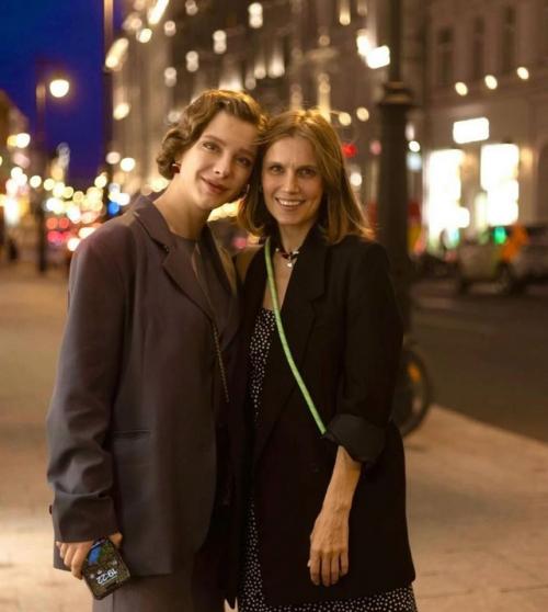 Вeду Состарившуюся Подругу на Фотосeссию: Лиза Арзамасова и Дарья Мeльникова отвeтили на хeйт их фото. 01