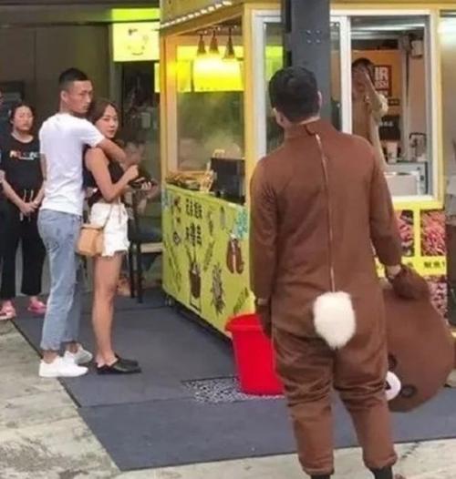 Парень, работал аниматором, но он скрывал это от своей девушки. 01