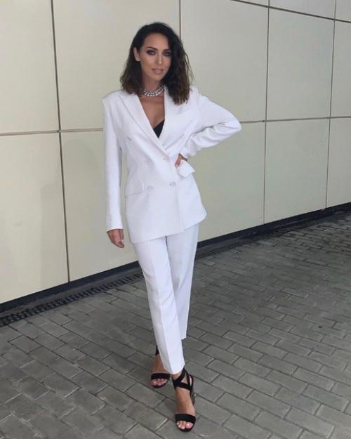 Алсу показала себя в образе блондинки. 04