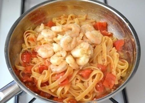 Паста с креветками и томатами. 07
