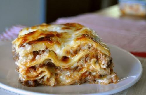 Классическая лазанья. Классическая лазанья с мясным фаршем и соусом бешамель - это настоящая калорийная бомба, но какая вкусная! Классическая лазанья. Классическая лазанья с мясным фаршем и соусом бешамель - это настоящая калорийная бомба, но какая вкусная!