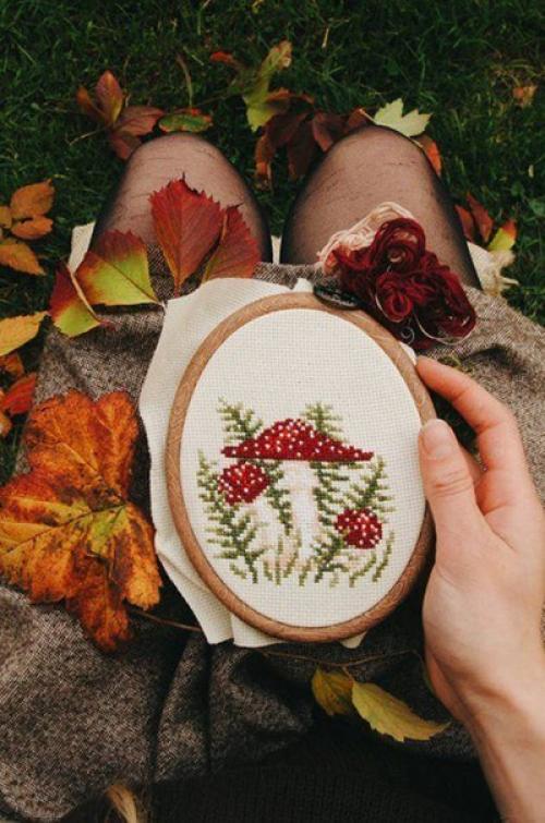 А осенью, как будто невзначай, в сады придёт морозная прохлада, я буду чаще пить горячий чай, любуясь апогеем листопада. 03