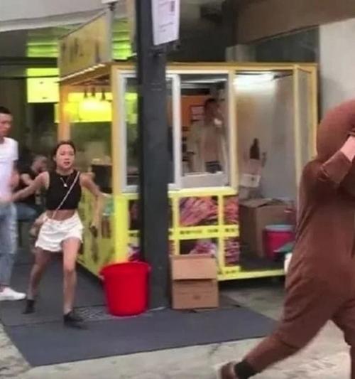 Парень, работал аниматором, но он скрывал это от своей девушки. 02