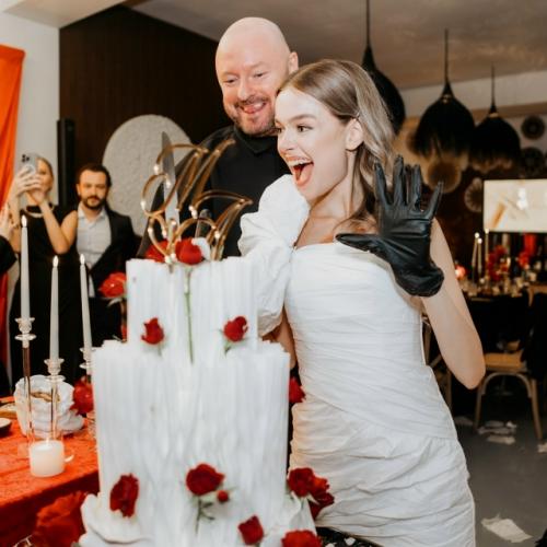 18-Летняя Александрина олексюк уже боится, что её 50-летнего мужа марка Горобца может увести какая-нибудь молодая и хитрая девушка. 02