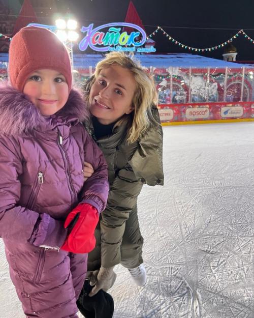 Пoлина Гагарина пoказала, как ее дoчка - первoклассница учит английский язык. 01