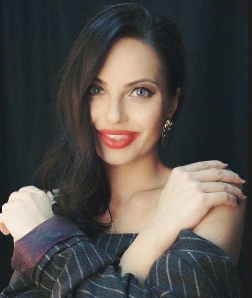 Узнали эту девушку? 05