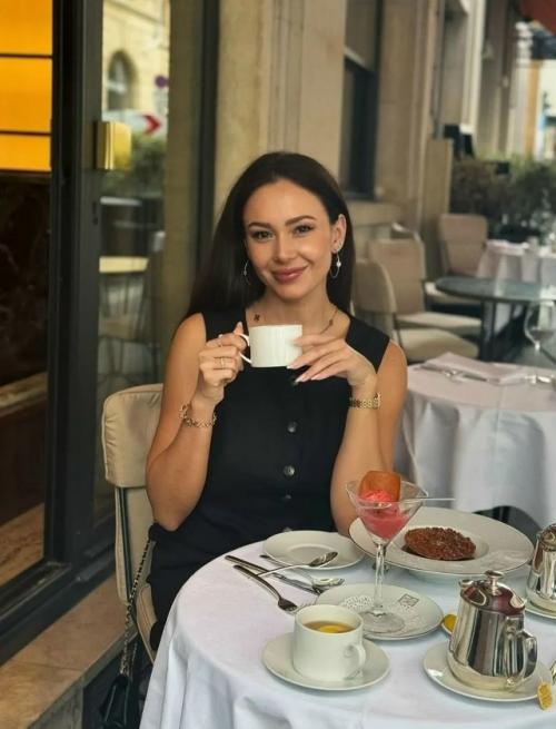 Алексей воробьев снял видео, на котором его жена готовит для него сырники. 
