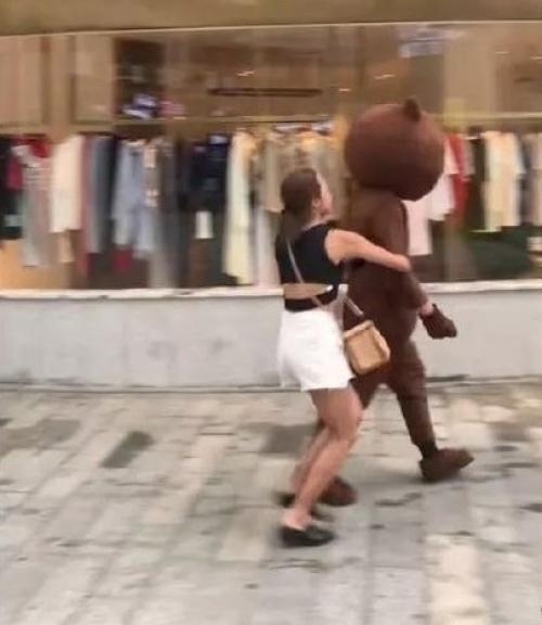 Парень, работал аниматором, но он скрывал это от своей девушки. 03